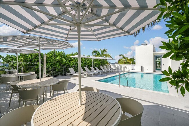 Building Photo - 10281 W Bay Harbor Dr