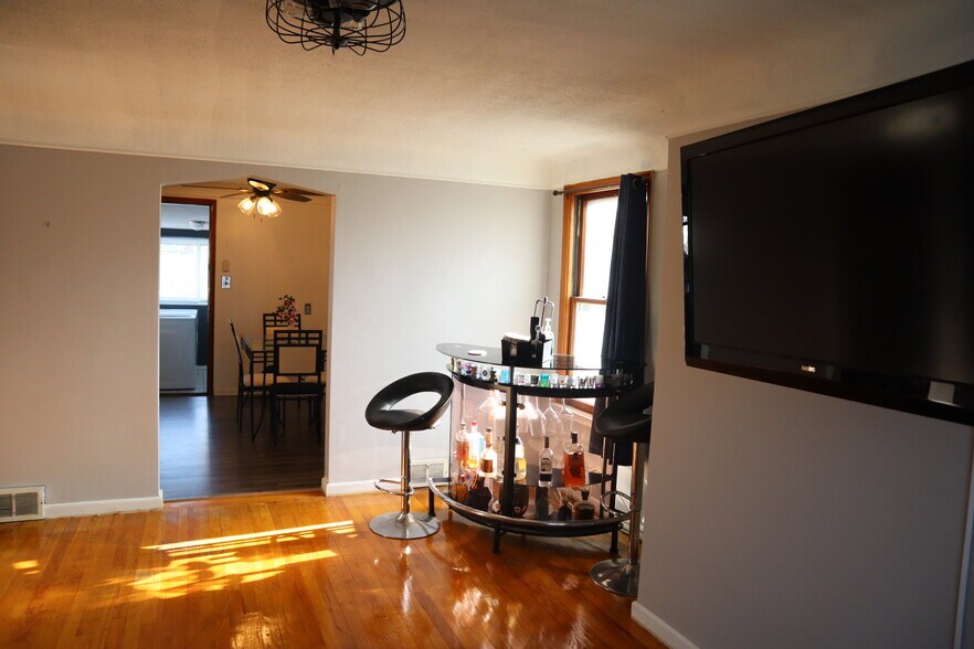 Extra area in living room - 1343 Pagel Ave