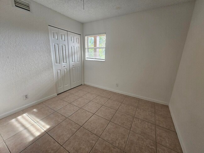 Building Photo - 120 Sparrow Dr