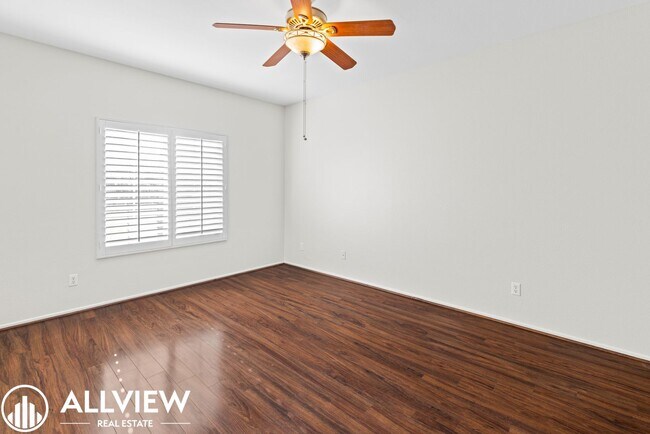Building Photo - Rare 2 Bed 2.5 Bath Available Now!!