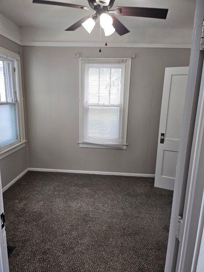 Building Photo - 2 bed one bath house with fenced in backyard