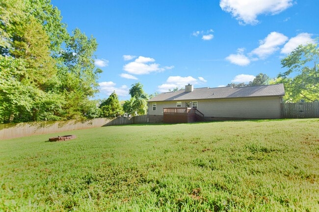 Building Photo - Pet Friendly Three Bedroom!
