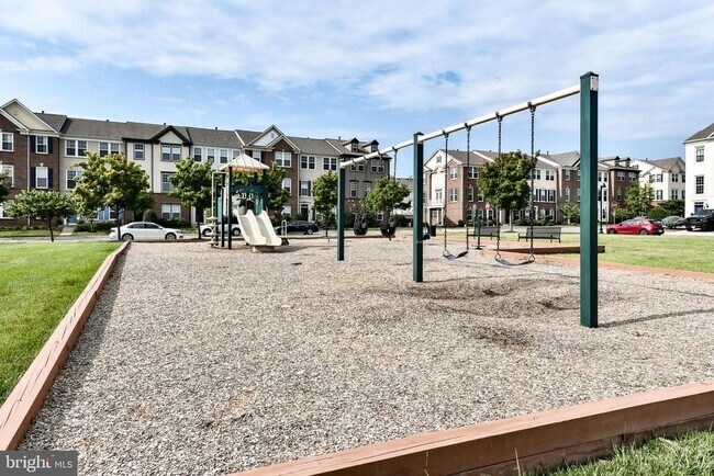 Building Photo - 331 Pink Azalea Terrace SE