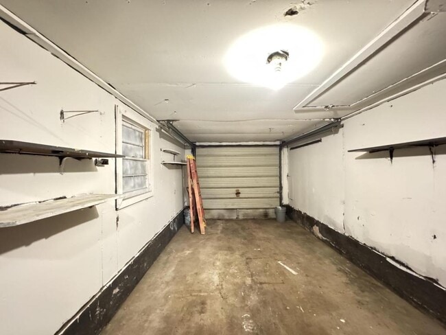 Building Photo - 1044 S Main Ave