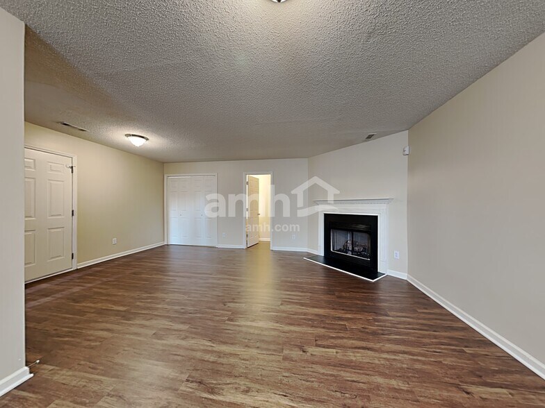 Building Photo - 5525 Bridgegate Dr