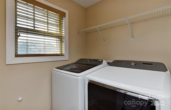 Building Photo - 549 Daventry Ct