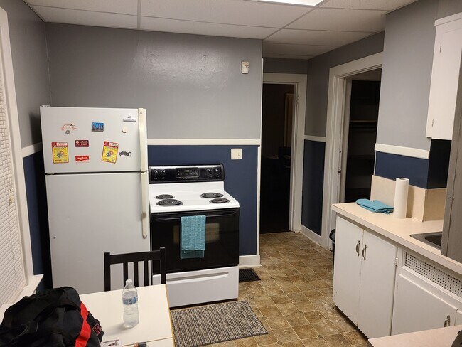 Kitchen - 916 E Stewart St