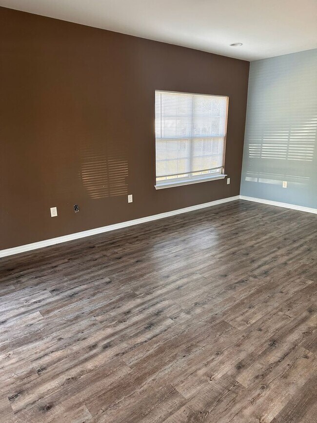 Building Photo - Beautiful 3 Bedroom/ 2 Bath Home