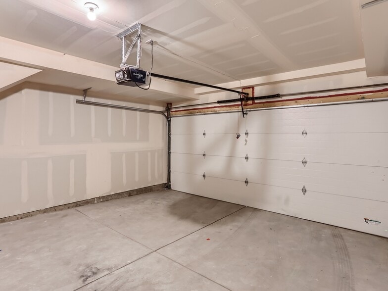 Building Photo - 1920 Hooker St