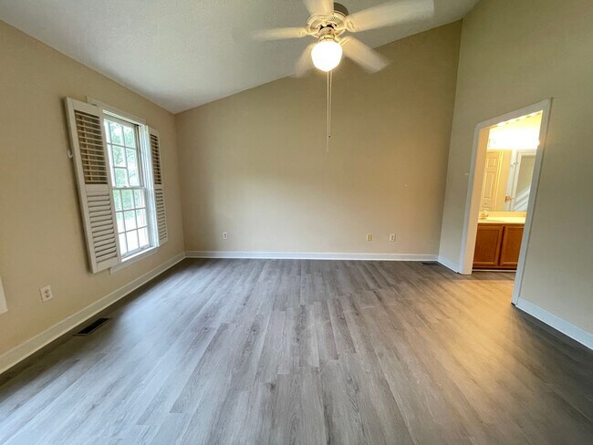 Building Photo - Light & Airy Townhome in Downing Creek, wo...
