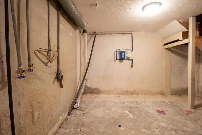 Building Photo - 4 Bedroom 3 Bathroom 2 Car Garage