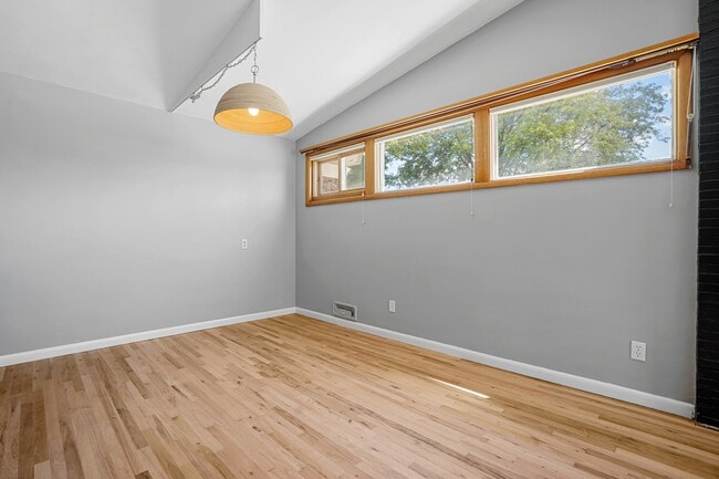 Building Photo - 1733 Maplewood Dr