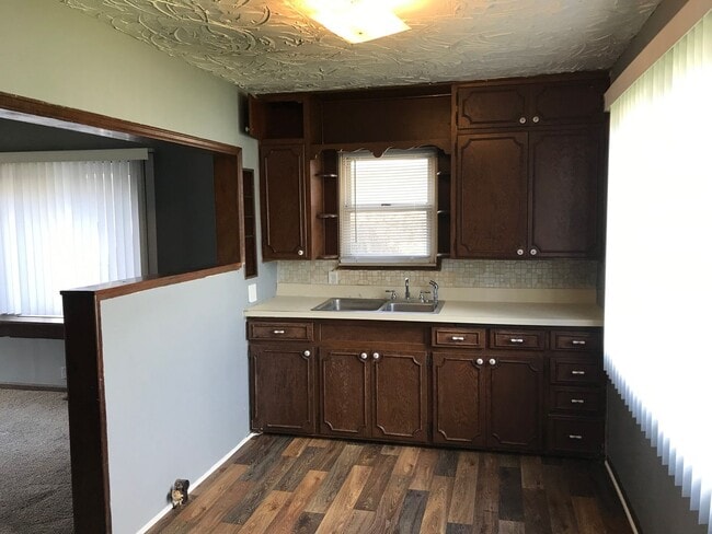 Building Photo - Southeast Side - 2 Bedroom home