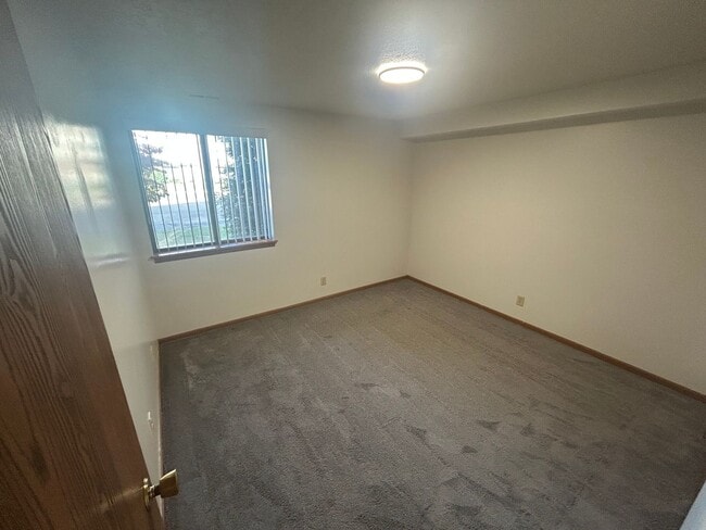 Building Photo - 2 bedroom, 1 bath apartment with large sha...