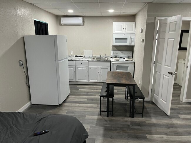 Building Photo - 1704 Commercial Ave