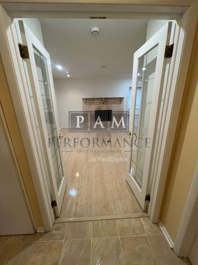 Building Photo - 8862 N Malibu Dr