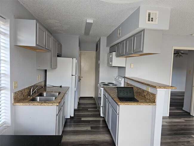 Building Photo - 2750 Holly Hall St