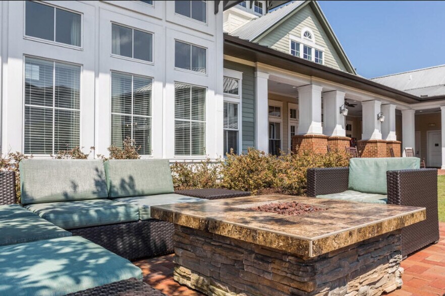 Building Photo - 460 Seven Farms Drive