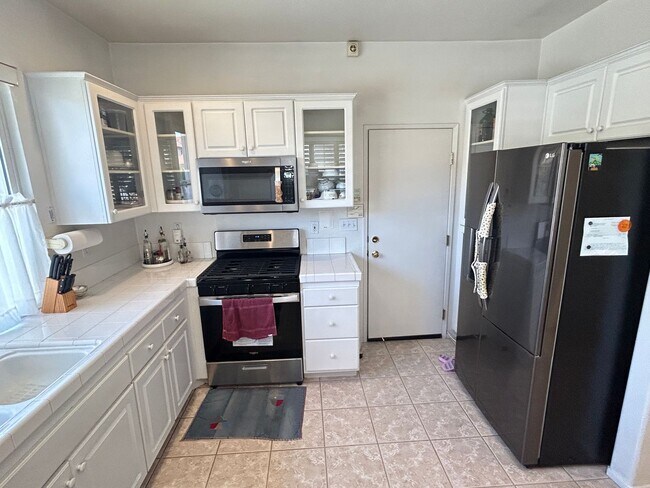 Building Photo - Lovely 3 Bed 2.5 Bath Home in Gated Community in Stanton