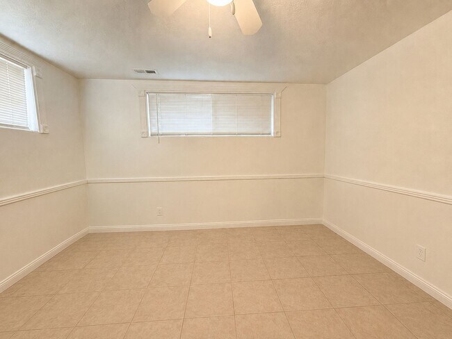 Building Photo - Spacious 3-Bed, 2-Bath Basement Unit in Murray