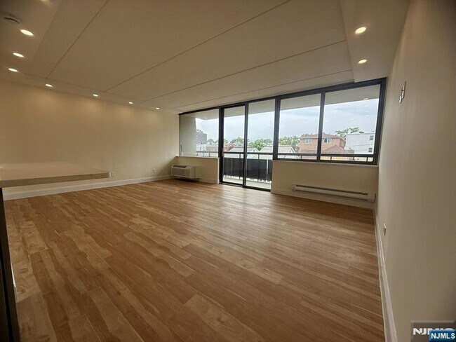 Building Photo - 555 Gorge Rd