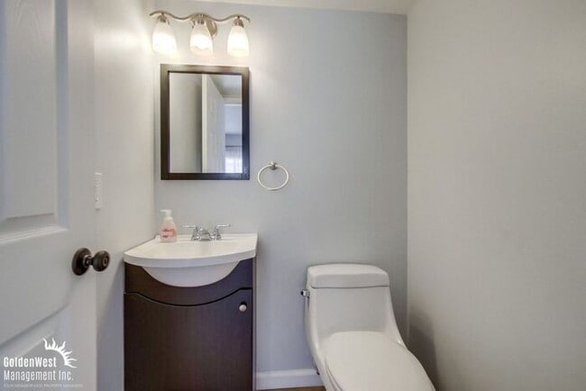 Building Photo - Spacious 2Bd 2.5Ba Two-Story Condo in Alli...