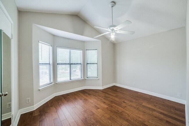 Building Photo - 6158 Valley Clf