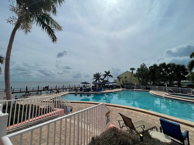 Building Photo - 4730 Coquina Key Dr SE