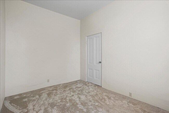 Building Photo - 308-1820 Spruce St
