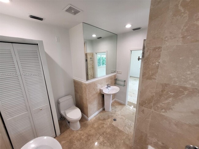 Building Photo - 825 Cremona Ave