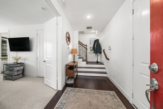 Building Photo - 816 Ennis St