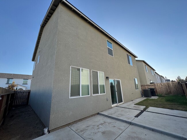 Building Photo - Lovely Home for rent in Visalia, Ca