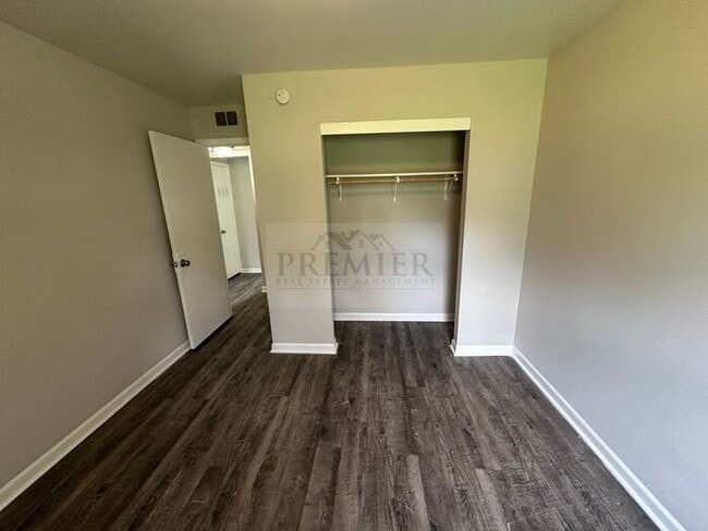 Building Photo - $799 RENT $799 Deposit/ 2 bd / 1 ba Grandv...