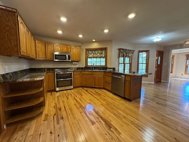 Building Photo - 5 acre Country property on North Bank Rd