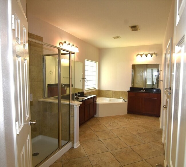 Building Photo - 6330 Bennington Springs Dr