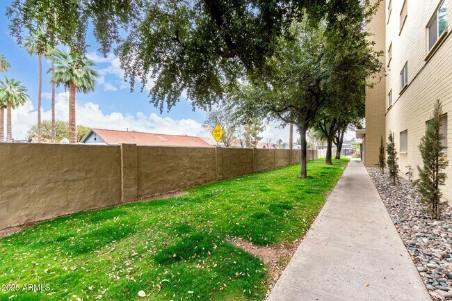 Building Photo - 355 E Thomas Rd