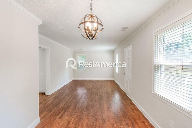 Building Photo - Newly Renovated off High Point Terrace!