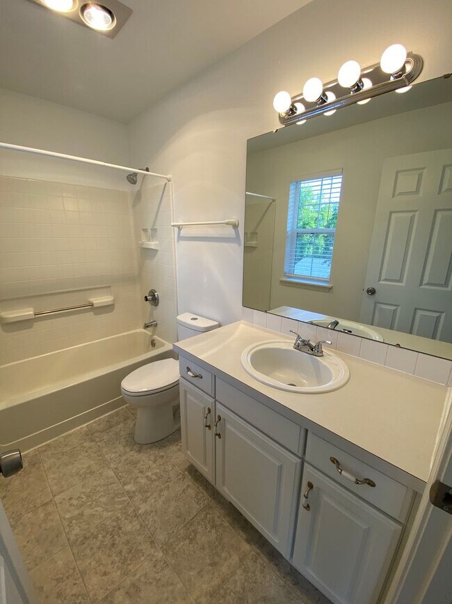 Building Photo - Spacious Townhome - Dual Master Bedrooms a...
