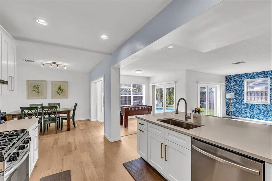 Building Photo - 1684 SE 10th Ave