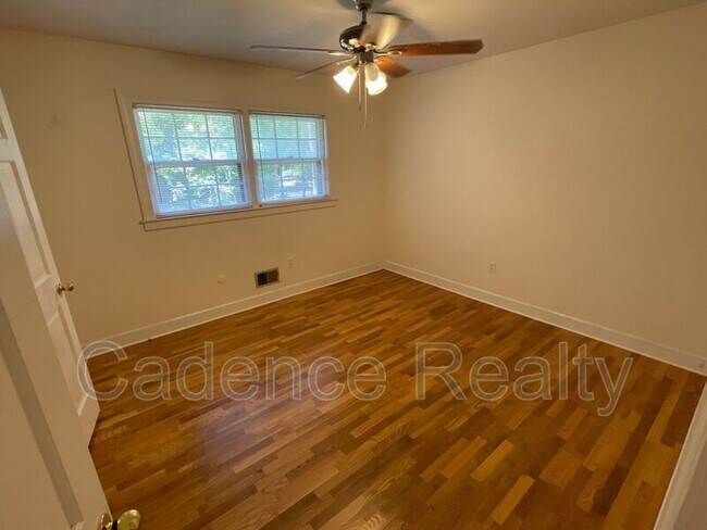 Building Photo - 114 Cardinal Dr S