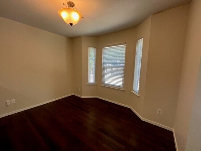 Building Photo - Spacious 3bed 2.5bath 2 story home available now!