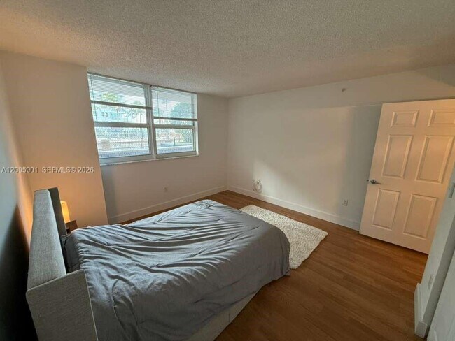 Building Photo - 1155 Brickell Bay Dr