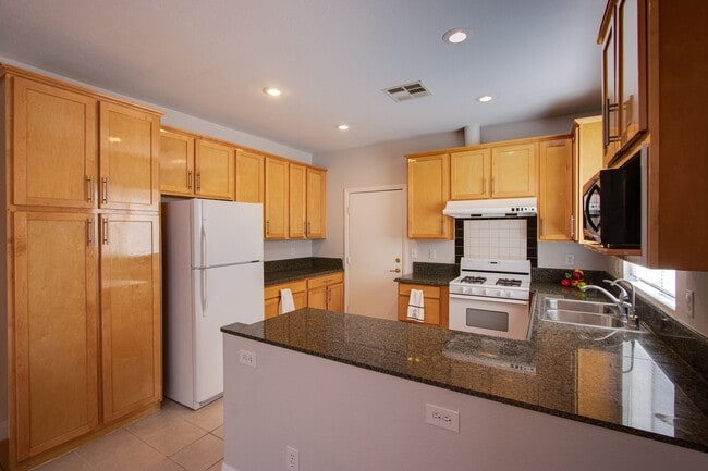 Building Photo - 4 bedroom 3 bath centrally located home
