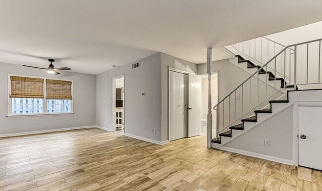 Building Photo - Charming Town Home Available August 12th.