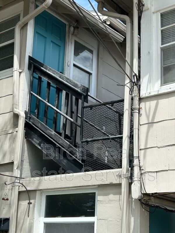 Building Photo - 837 10th Ave N
