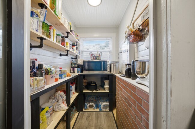 Building Photo - 1080 Green St