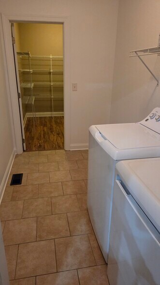 Building Photo - 324 Avenue of the Oaks