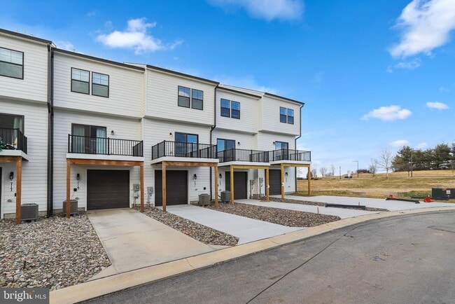 Building Photo - 721 Courier Ln