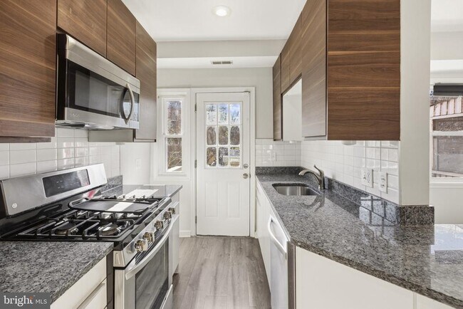 Building Photo - 5105 New Hampshire Ave NW