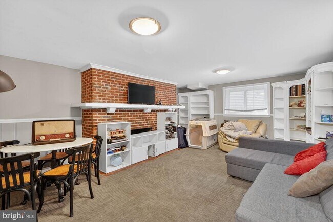 Building Photo - 7215 Rollingwood Dr